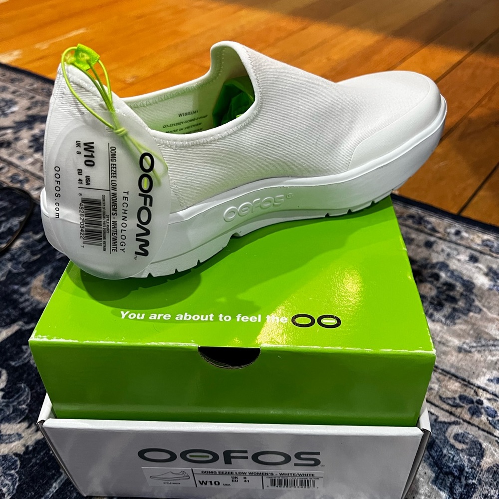 Brand New in Box- Oofos W Eezee low - White size 10.
